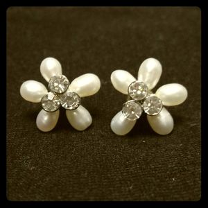 Pearl flower earrings